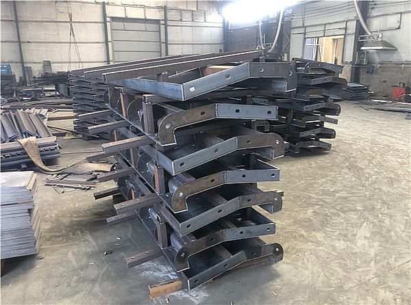 混凝土防撞護(hù)欄模具_(dá)技術(shù)說(shuō)明