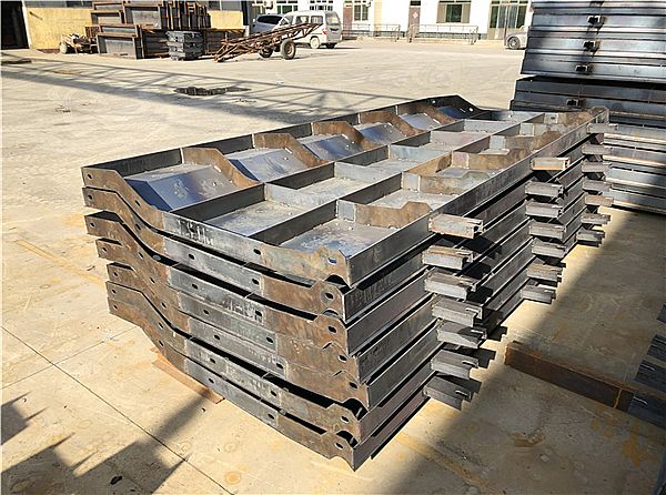 混凝土防撞護(hù)欄模具_(dá)技術(shù)說(shuō)明