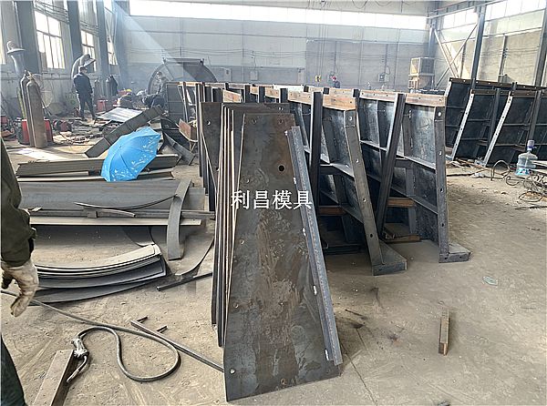中央分隔帶護欄模具工作原理及介紹